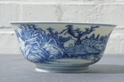 Un bol en porcelaine de Chine bleu et blanc &agrave; d&eacute;cor d'un paysage raffin&eacute;, marque et &eacute;poque de Yongzheng