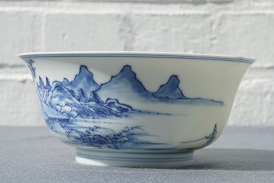 Un bol en porcelaine de Chine bleu et blanc &agrave; d&eacute;cor d'un paysage raffin&eacute;, marque et &eacute;poque de Yongzheng