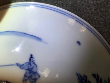 Een Chinese blauwwitte kom met fijn landschapsdecor, Yongzheng merk en periode