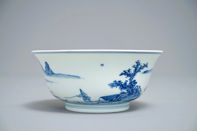 Un bol en porcelaine de Chine bleu et blanc &agrave; d&eacute;cor d'un paysage raffin&eacute;, marque et &eacute;poque de Yongzheng