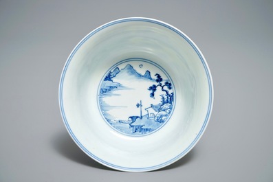 Un bol en porcelaine de Chine bleu et blanc &agrave; d&eacute;cor d'un paysage raffin&eacute;, marque et &eacute;poque de Yongzheng