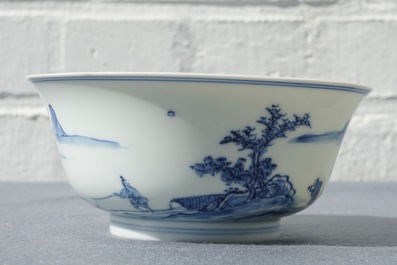 Un bol en porcelaine de Chine bleu et blanc &agrave; d&eacute;cor d'un paysage raffin&eacute;, marque et &eacute;poque de Yongzheng