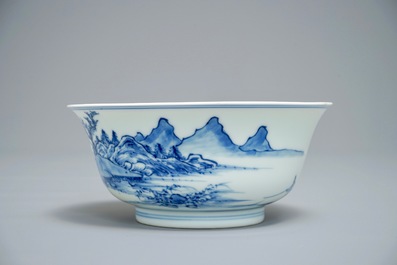 Un bol en porcelaine de Chine bleu et blanc &agrave; d&eacute;cor d'un paysage raffin&eacute;, marque et &eacute;poque de Yongzheng