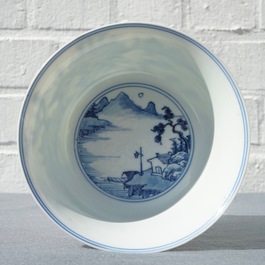 Un bol en porcelaine de Chine bleu et blanc &agrave; d&eacute;cor d'un paysage raffin&eacute;, marque et &eacute;poque de Yongzheng