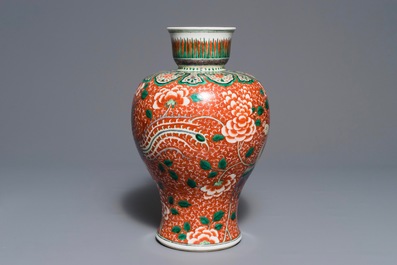 A Chinese famille verte coral ground vase with phoenixes, 19/20th C.