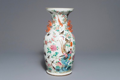 Une paire de vases en porcelaine de Chine famille rose &agrave; d&eacute;cor de ph&eacute;nix et faisants, 19&egrave;me