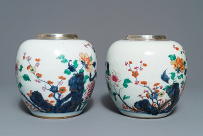 Een paar Chinese rose-Imari potten met floraal decor en zilveren montuur, Qianlong