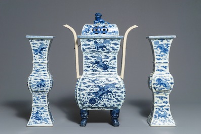 Une garniture d'autel au br&ucirc;le-parfum en porcelaine de Chine bleu et blanc, 19&egrave;me