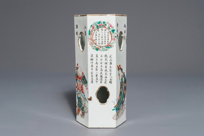Un porte-chapeau en porcelaine de Chine famille rose &agrave; d&eacute;cor 'Wu Shuang Pu', marque de Qianlong, 19&egrave;me