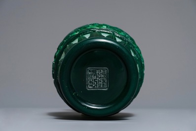 Un vase en verre de P&eacute;kin vert sur fond blanc, Chine, marque de Qianlong, 19&egrave;me