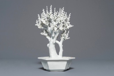 Een Chinees blanc de Chine model van een boom, Kangxi