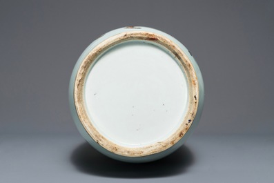 Un vase en porcelaine de Chine famille rose &agrave; d&eacute;cor d'Immortels, 19/20&egrave;me