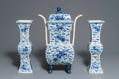 Une garniture d'autel au br&ucirc;le-parfum en porcelaine de Chine bleu et blanc, 19&egrave;me