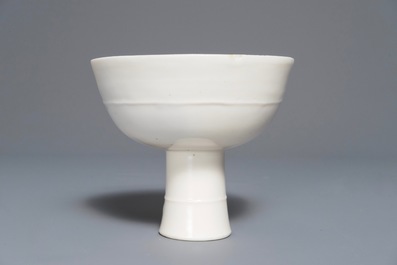 Une coupe sur piedouche en porcelaine blanc de Chine, Wanli ou &eacute;poque Transition