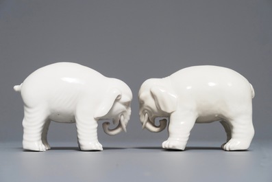 Une paire de mod&egrave;les d'&eacute;l&eacute;phants en porcelaine blanc de Chine de Dehua, 18/19&egrave;me