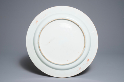 Un grand plat monogramm&eacute; en porcelaine de Chine verte-Imari, Kangxi