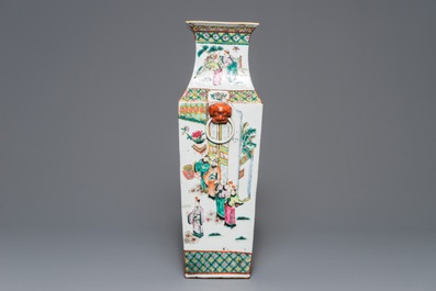 Een vierkante Chinese famille rose vaas met figuratief decor, 19e eeuw
