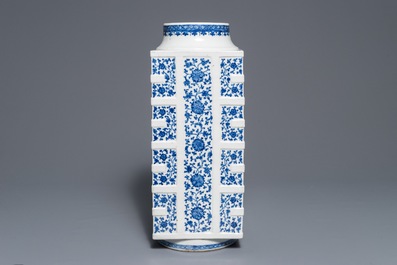 A large Chinese blue and white cong vase with lotus scrolls, 18/19th C.