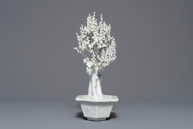 Een Chinees blanc de Chine model van een boom, Kangxi