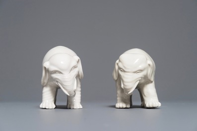 Une paire de mod&egrave;les d'&eacute;l&eacute;phants en porcelaine blanc de Chine de Dehua, 18/19&egrave;me