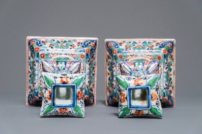 Une paire de bougeoirs en porcelaine de Chine bleu et blanc surd&eacute;cor&eacute;e, Kangxi