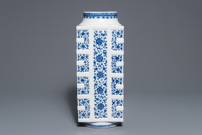 A large Chinese blue and white cong vase with lotus scrolls, 18/19th C.