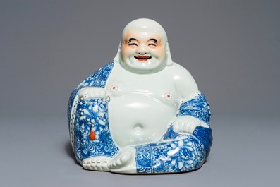 Une figure de Bouddha en porcelaine de Chine bleu et blanc, d&eacute;but du 20&egrave;me