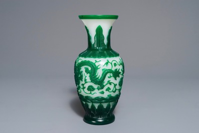 Een Chinese Peking glas vaas met groen decor op witte fondkleur, Qianlong reli&euml;fmerk, 19e eeuw