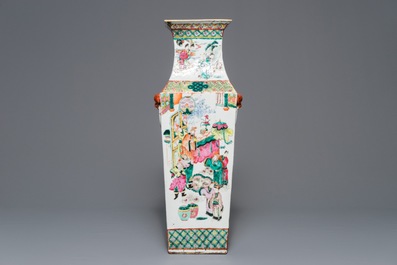 Un vase de forme carr&eacute; en porcelaine de Chine famille rose, 19&egrave;me