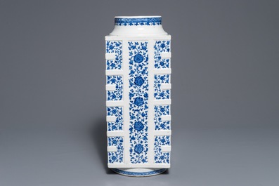 Un grand vase de forme cong en porcelaine de Chine bleu et blanc, 18/19&egrave;me