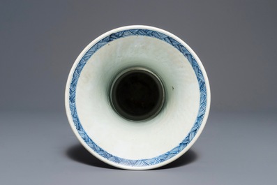 Un vase de forme gu en porcelaine de Chine bleu et blanc surd&eacute;cor&eacute;e, Kangxi