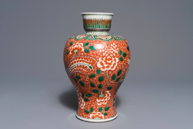 Un vase en porcelaine de Chine famille verte &agrave; d&eacute;cor de ph&eacute;nix, 19/20&egrave;me