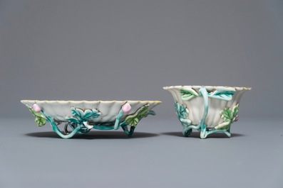Une tasse et soucoupe en porcelaine de Chine famille rose en forme de fleur de lotus, Yongzheng