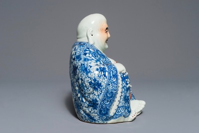 Une figure de Bouddha en porcelaine de Chine bleu et blanc, d&eacute;but du 20&egrave;me