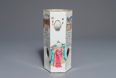Un porte-chapeau en porcelaine de Chine famille rose &agrave; d&eacute;cor 'Wu Shuang Pu', marque de Qianlong, 19&egrave;me