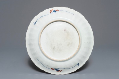 Un plat en porcelaine de Chine famille verte aux armes d'Artois, Kangxi/Yongzheng