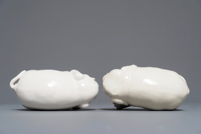 Une paire de mod&egrave;les d'&eacute;l&eacute;phants en porcelaine blanc de Chine de Dehua, 18/19&egrave;me