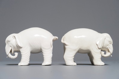 Une paire de mod&egrave;les d'&eacute;l&eacute;phants en porcelaine blanc de Chine de Dehua, 18/19&egrave;me