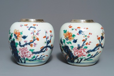 Une paire de pots en porcelaine de Chine rose-Imari aux montures en argent, Qianlong