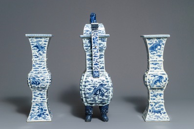 Une garniture d'autel au br&ucirc;le-parfum en porcelaine de Chine bleu et blanc, 19&egrave;me