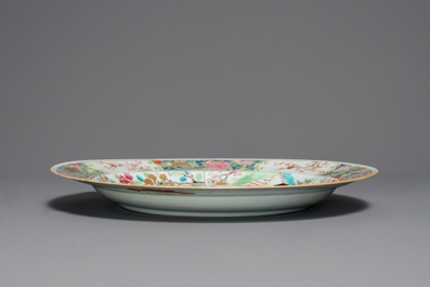 Een fijne Chinese famille rose schotel met figuren in een tuin, Yongzheng