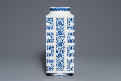 Un grand vase de forme cong en porcelaine de Chine bleu et blanc, 18/19&egrave;me