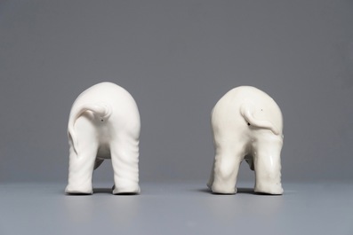 Une paire de mod&egrave;les d'&eacute;l&eacute;phants en porcelaine blanc de Chine de Dehua, 18/19&egrave;me