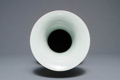 Une paire de vases en porcelaine de Chine famille rose &agrave; d&eacute;cor d'Immortels, 19/20&egrave;me