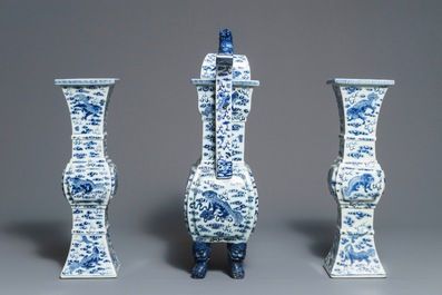 Une garniture d'autel au br&ucirc;le-parfum en porcelaine de Chine bleu et blanc, 19&egrave;me