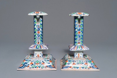 Une paire de bougeoirs en porcelaine de Chine bleu et blanc surd&eacute;cor&eacute;e, Kangxi