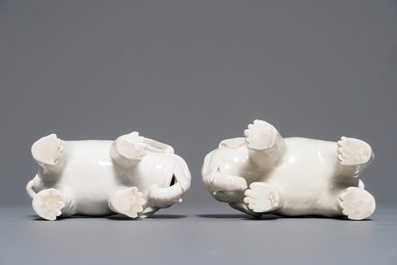 A pair of Chinese Dehua blanc de Chine models of elephants, 18/19th C.