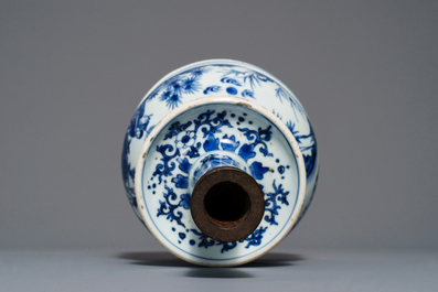 Un grand bougeoir en porcelaine de Chine bleu et blanc &agrave; monture en bronze, &eacute;poque Transition