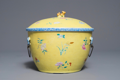 Un bol couvert en porcelaine de Chine famille rose sur fond jaune sgraffiato, 19/20&egrave;me