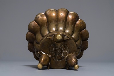 Een Chinese bronzen wierookbrander in bloemvorm, Xuande merk, 19/20e eeuw